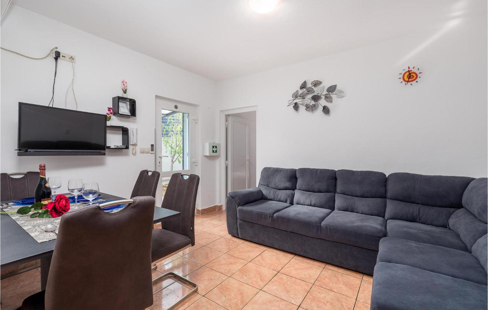 1 Bedroom Beautiful Apartment In Vrh Exterior foto