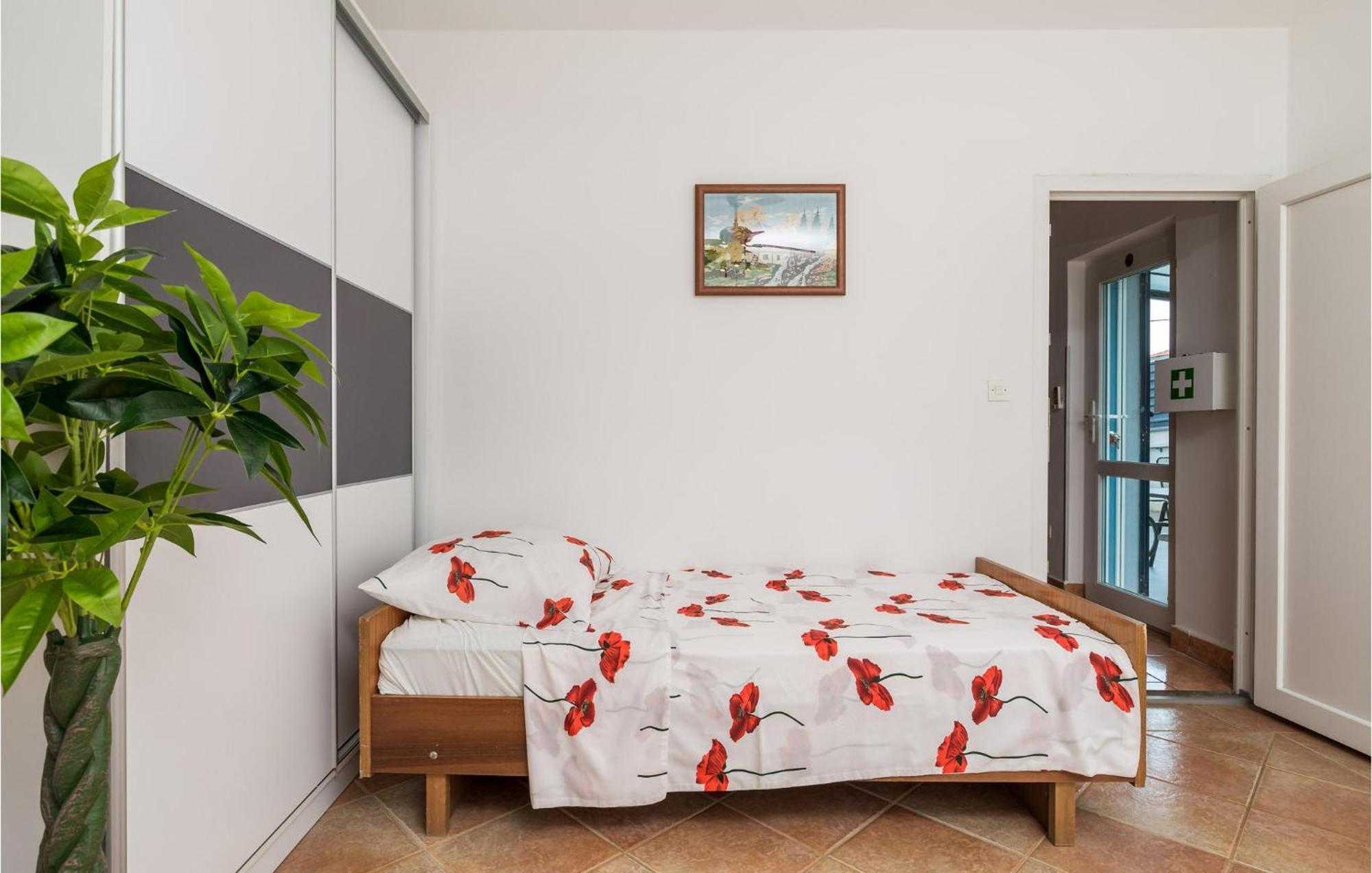 1 Bedroom Beautiful Apartment In Vrh Exterior foto