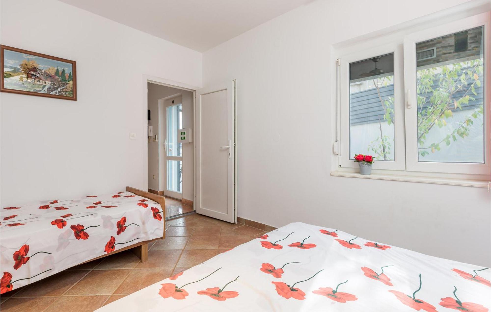1 Bedroom Beautiful Apartment In Vrh Exterior foto